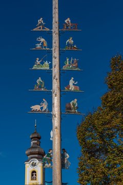 Maibaum und Kirchturm von Berbling bei Rosenheim, Bayern