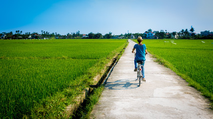 Obraz premium Bicycling in the rice-fields of Hoi An, Vietnam