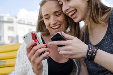 Fototapeta premium Two girlfiends with the telephones 