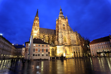 Fototapeta premium Night view of the illuminated Saint Vitus cathedral situated in the middle of Prague castle.
