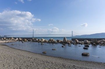 岩のある磯と吊橋