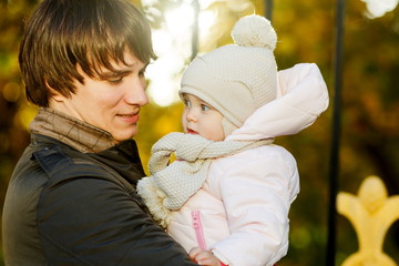 Obraz premium Happy father and his little daughter outdoors