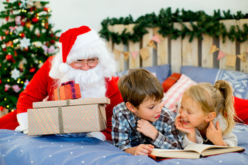 Santa Claus quietly came to the children who are reading