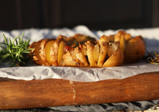 Запеченный картофель с беконом и розмарином