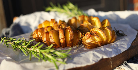 Запеченный картофель с беконом и розмарином