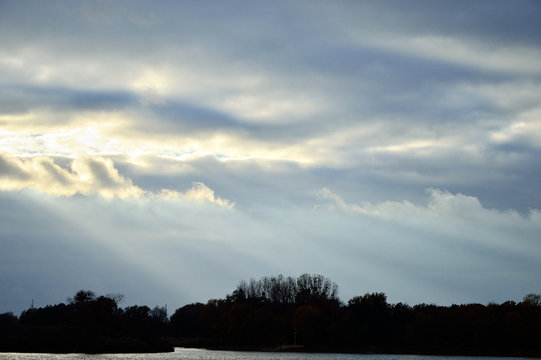 Fototapeta Pochmurne niebo nad jeziorem.
