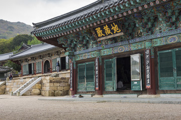 Obraz premium Ornate Jijangjeon Hall of the Beomeosa Temple in Busan, South Korea.