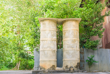Naklejka premium Old water tank made with cement ponds with grounds and trees in old vintage wooden house,Thailand