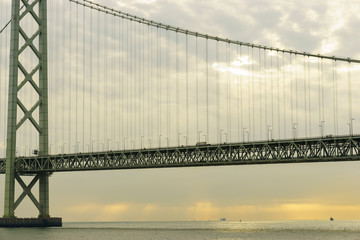 夕陽に照らされる明石大橋