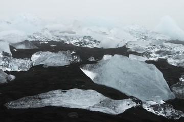 Eisberge am schwarzen Strand in der Nähe des Jökulsarlon