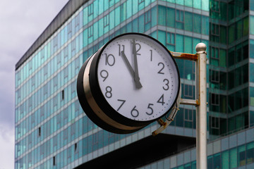 Fototapeta na wymiar Modern clock in the background of office building