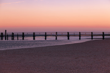 Steg am Strand mit Abendhimmel