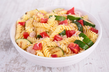 pasta salad with courgette and tomato