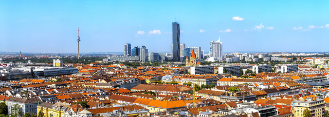 Vue panoramique sur Vienne depuis le haut de la grande roue en journée ensoleillée.
