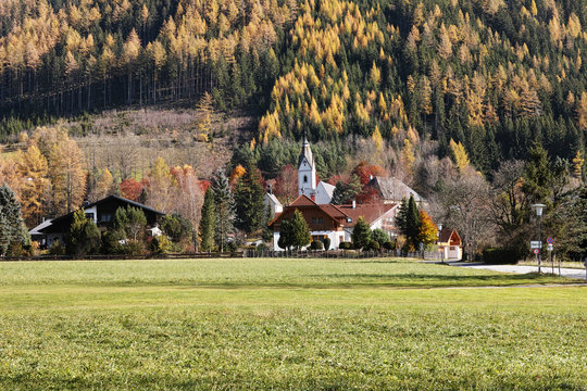Goldener Herbst in Tragöß-Oberort, Ortskern mit Kirche
