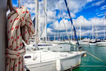 Obraz premium Thick ship vessel rigging rope on a boat