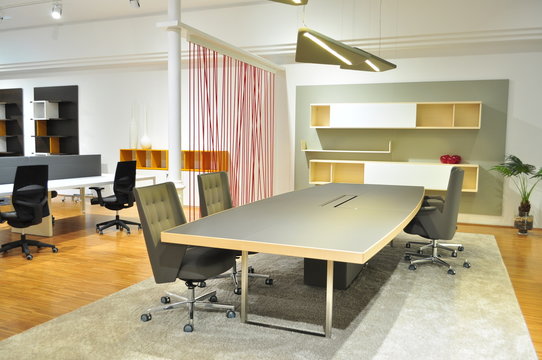 Mesa de reuniones en oficina
