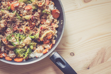 Asiatische Reis- und Gemüsepfanne mit Karotten, Brokkoli, Paprika und Nüssen