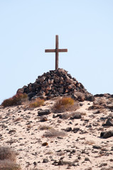 Fuerteventura, Isole Canarie: una croce di legno su una pila di sassi vicino al villaggio di pescatori di El Cotillo, il 3 settembre 2016