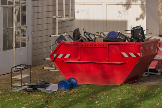 Roter Abfallcontainer - M&uuml;llentsorgung - Recycling - Alte B&uuml;rost&uuml;hle ausmisten