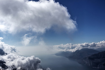Fototapeta na wymiar Monte Baldo über den Wolken