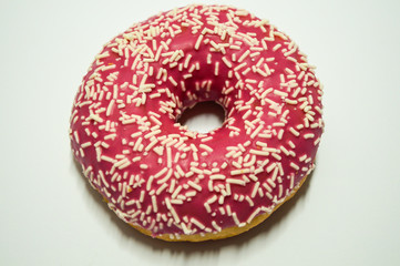 Donuts vor weißen Hintergrund 