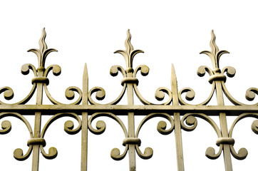 grille en fer forgée doré sur fond blanc