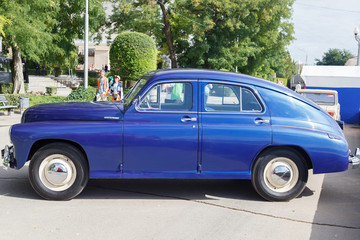 Старый советский автомобиль Победа припаркован на улице. Волгоград, Россия