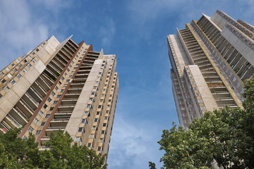 Obraz premium Immeubles et ciel bleu.