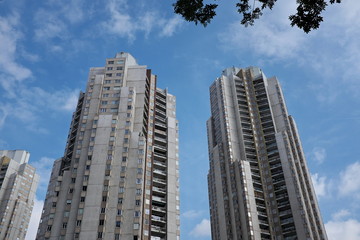 Fototapeta na wymiar Immeubles et ciel bleu.