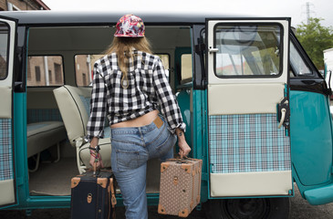 Chica preparándose para salir de viaje con su furgoneta