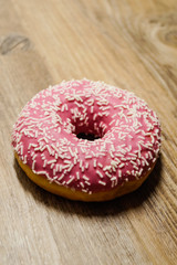 Rosa Donuts auf holz Hintergrund 