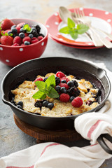 Berry crumble in a cast iron pan