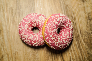 Rosa Donuts auf holz Hintergrund 