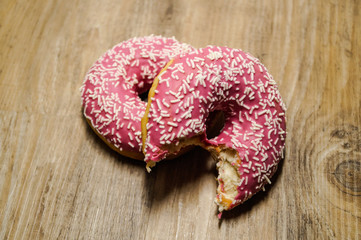 Rosa Donuts auf holz Hintergrund 