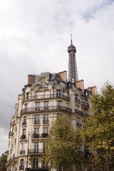 Fototapeta na wymiar Immeuble ancien et Tour Eiffel à Paris