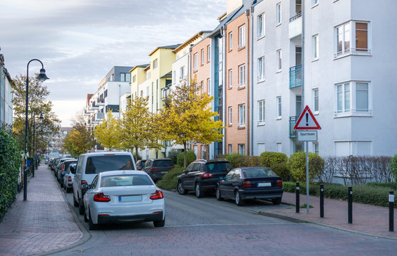 Straße mit parkenden Autos und Wohnhäuser in einer Stadt - Rostock © tl6781