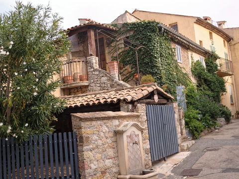 Fototapeta Ruelle et constructions traditionnelles du village de Mougins dans l'arrière pays niçois, Alpes-Maritimes, France
