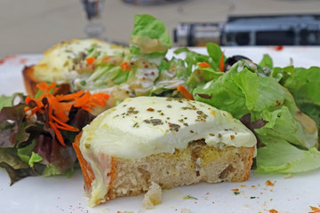 Salade au chèvre chaud