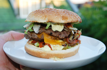 Ein selbstgemachter Burger auf einem Teller