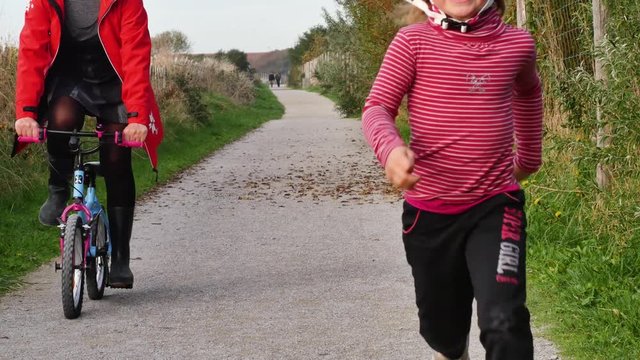apprendre le v&eacute;lo avec sa mamn