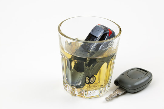Alkohol und Auto fahren Konzept