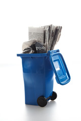 Konzept Recycling mit blauer M&uuml;lltonne und Zeitungen