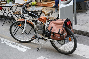 Obraz premium Bicicletta con motore a scoppio