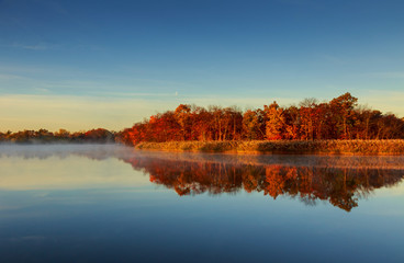 Fototapeta na wymiar October morning on the river