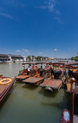 Fototapeta na wymiar Chinese gondolas waits Tourists on canal 