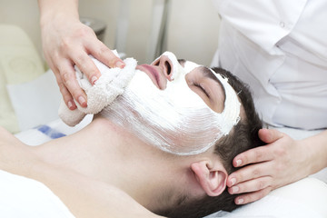 Obraz na płótnie Canvas Man in the mask cosmetic procedure