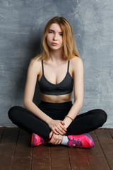 Fototapeta na wymiar Beautiful fitness sexy girl in studio. Model posing in studio