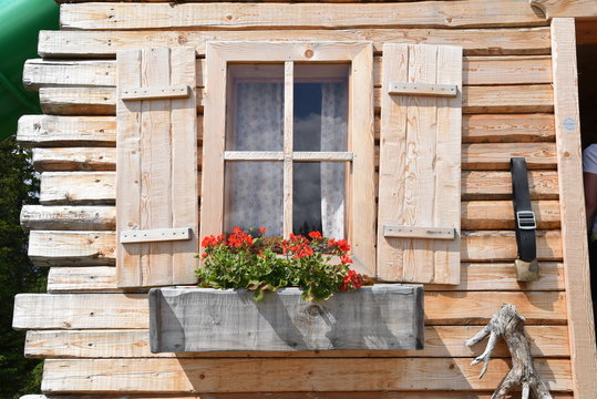 Fototapeta Fenster mit Blumen an Wanderhütte