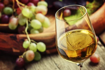 Photo sur Plexiglas Vin Autumn ice wine, ripe grapes and dried leaves, vintage wooden ba